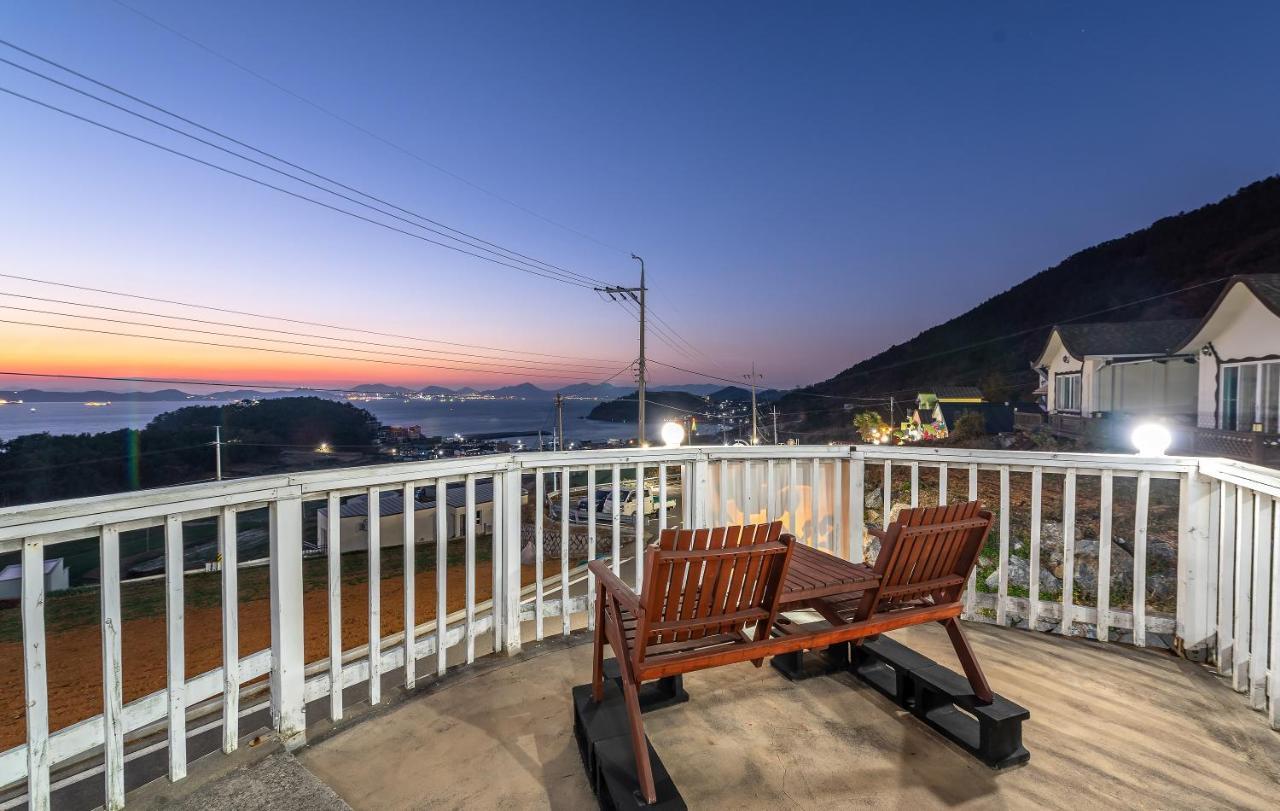 Whales Dream Pensión Namhae Exterior foto