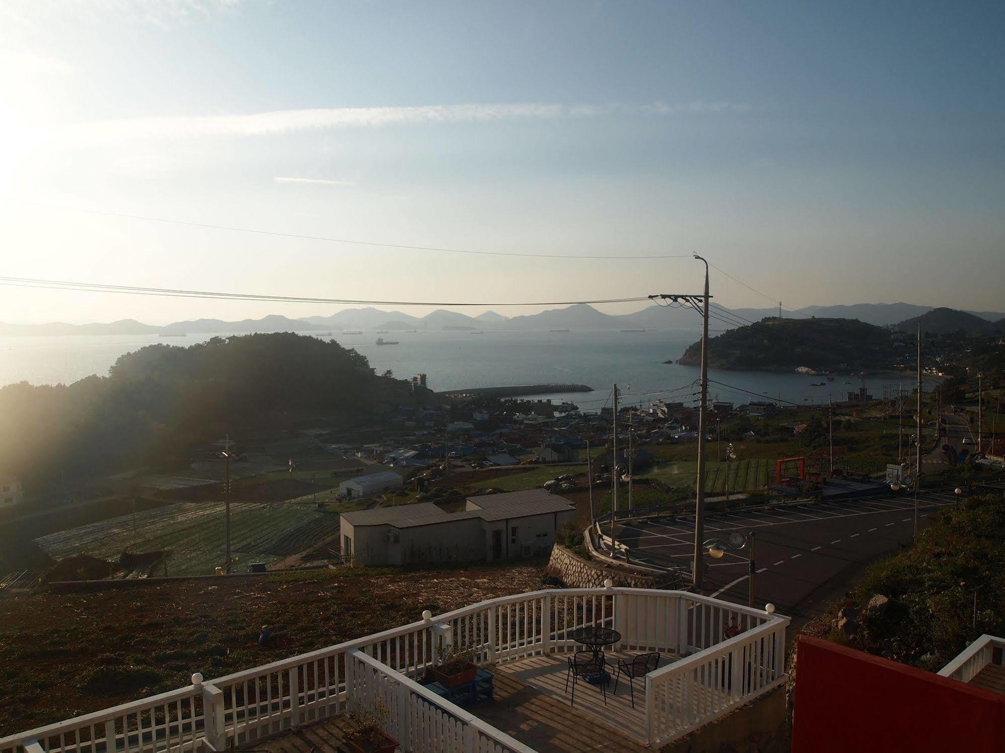 Whales Dream Pensión Namhae Exterior foto